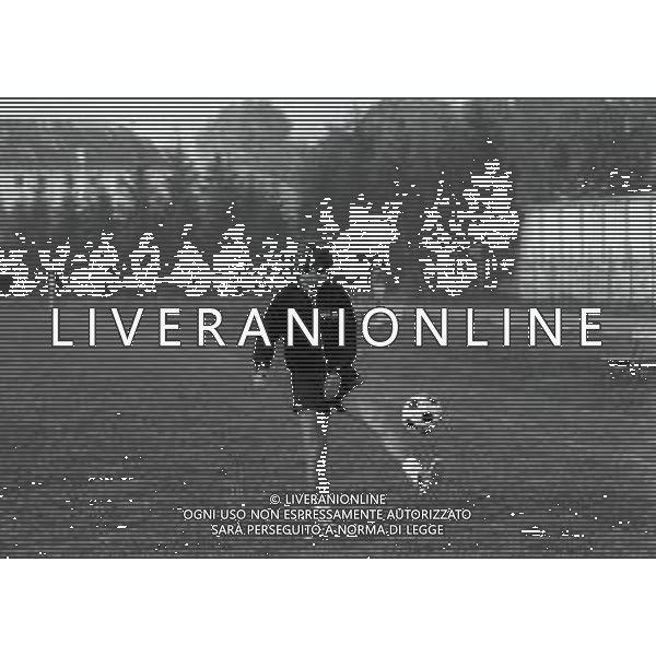 NEG-RETROSPETTIVA GIANNI RIVERA CALCIATORE NELLA FOTO GIANNI RIVERA AD ASIAGO NELL\'ANNO 1975 IN ALLENAMENTO AG ALDO LIVERANI SAS 
