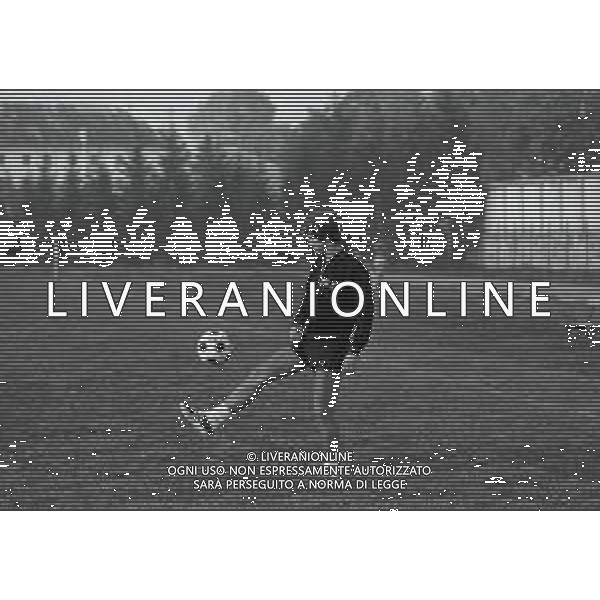 NEG-RETROSPETTIVA GIANNI RIVERA CALCIATORE NELLA FOTO GIANNI RIVERA AD ASIAGO NELL\'ANNO 1975 IN ALLENAMENTO AG ALDO LIVERANI SAS 