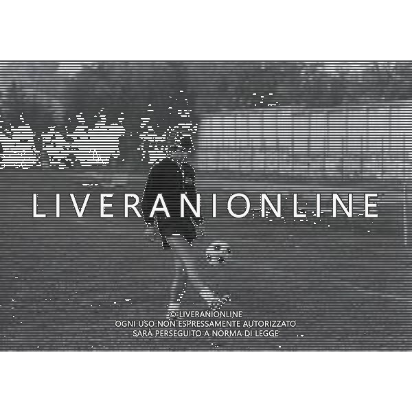 NEG-RETROSPETTIVA GIANNI RIVERA CALCIATORE NELLA FOTO GIANNI RIVERA AD ASIAGO NELL\'ANNO 1975 IN ALLENAMENTO AG ALDO LIVERANI SAS 