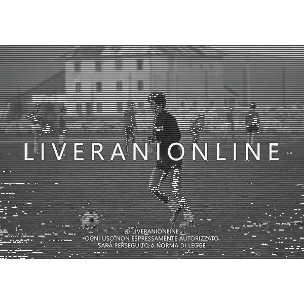 NEG-RETROSPETTIVA GIANNI RIVERA CALCIATORE E DIRIGENTE SPORTIVO NELLA FOTO GIANNI RIVERA ALLENAMENTO AD ASIAGO NELL\'ANNO 1975 AG ALDO LIVERANI SAS