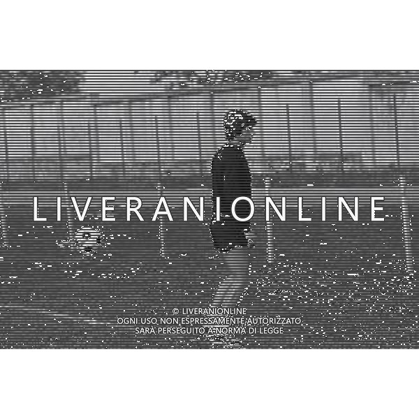 NEG-RETROSPETTIVA GIANNI RIVERA CALCIATORE E DIRIGENTE SPORTIVO NELLA FOTO GIANNI RIVERA ALLENAMENTO AD ASIAGO NELL\'ANNO 1975 AG ALDO LIVERANI SAS
