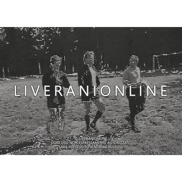 NEG-RETROSPETTIVA GIANNI RIVERA CALCIATORE E DIRIGENTE SPORTIVO NELLA FOTO GIANNI RIVERA ALLENAMENTO AD ASIAGO NELL\'ANNO 1975 AG ALDO LIVERANI SAS