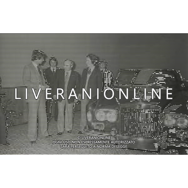 NEG-RETROSPETTIVA GIANNI RIVERA CALCIATORE NELLA FOTO GIANNI RIVERA A MILANO NELL\'ANNO 1975 AL SALONE ACHILLI MOTORS CONCESSIONARIO ROLLS ROYCE CON FRANCO AMBROSIO E RICCARDO MINIGGIO AG ALDO LIVERANI SAS 