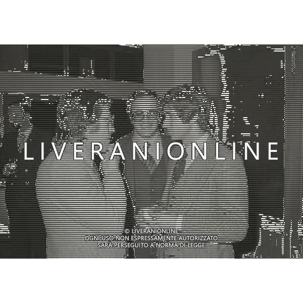 NEG-RETROSPETTIVA GIANNI RIVERA CALCIATORE NELLA FOTO GIANNI RIVERA A MILANO NELL\'ANNO 1975 AL SALONE ACHILLI MOTORS CONCESSIONARIO ROLLS ROYCE CON FRANCO AMBROSIO E RICCARDO MINIGGIO AG ALDO LIVERANI SAS 