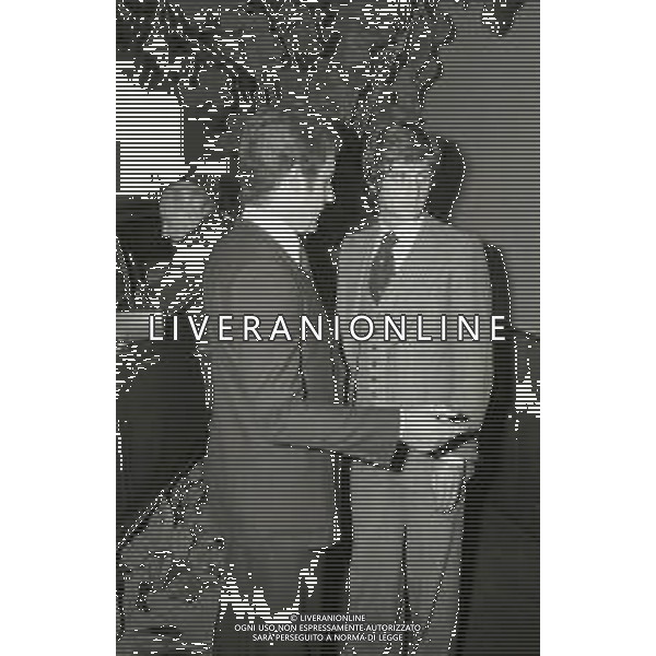 NEG-RETROSPETTIVA GIANNI RIVERA CALCIATORE NELLA FOTO GIANNI RIVERA A MILANO NELL\'ANNO 1975 AL SALONE ACHILLI MOTORS CONCESSIONARIO ROLLS ROYCE CON FRANCO AMBROSIO E RICCARDO MINIGGIO AG ALDO LIVERANI SAS 