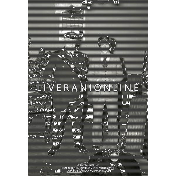 NEG-RETROSPETTIVA GIANNI RIVERA CALCIATORE NELLA FOTO GIANNI RIVERA A MILANO NELL\'ANNO 1975 AL SALONE ACHILLI MOTORS CONCESSIONARIO ROLLS ROYCE CON FRANCO AMBROSIO E RICCARDO MINIGGIO AG ALDO LIVERANI SAS 
