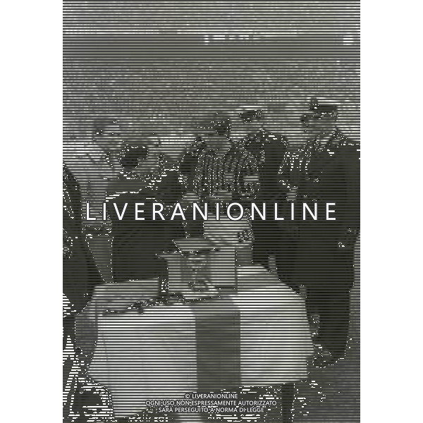 NEG-RETROSPETTIVA GIANNI RIVERA CALCIATORE NELLA FOTO GIANNI RIVERA CON IL SINDACO CARLO TOGNOLI E IL PRESIDENTE DEL MILAN FELICE COLOMBO NELL\'ANNO 1978 A SAN SIRO MILANO PREMIATO PER LE 500 PARTITE CON IL MILAN AG ALDO LIVERANI SAS  