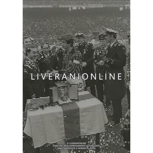 NEG-RETROSPETTIVA GIANNI RIVERA CALCIATORE NELLA FOTO GIANNI RIVERA CON IL SINDACO CARLO TOGNOLI E IL PRESIDENTE DEL MILAN FELICE COLOMBO NELL\'ANNO 1978 A SAN SIRO MILANO PREMIATO PER LE 500 PARTITE CON IL MILAN AG ALDO LIVERANI SAS  