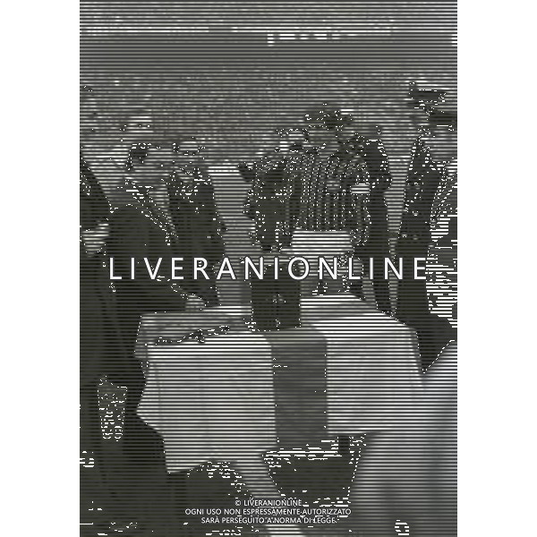 NEG-RETROSPETTIVA GIANNI RIVERA CALCIATORE NELLA FOTO GIANNI RIVERA CON IL SINDACO CARLO TOGNOLI E IL PRESIDENTE DEL MILAN FELICE COLOMBO NELL\'ANNO 1978 A SAN SIRO MILANO PREMIATO PER LE 500 PARTITE CON IL MILAN AG ALDO LIVERANI SAS   