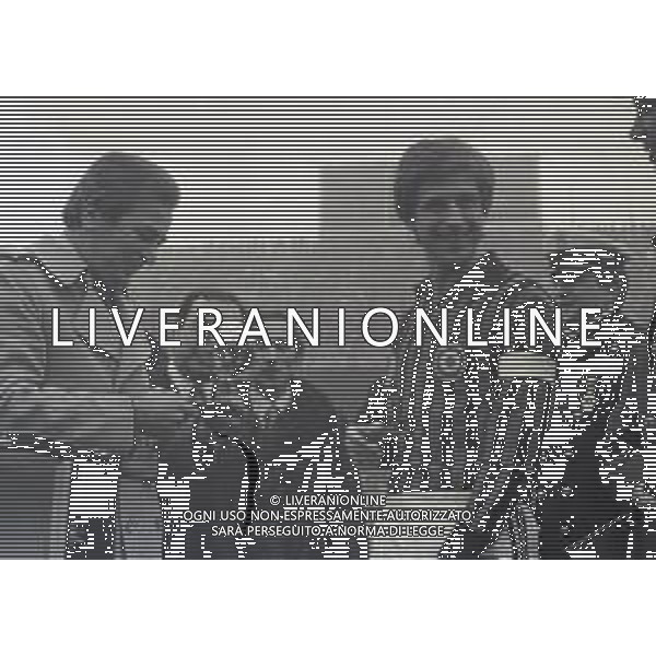 RETROSPETTIVA GIANNI RIVERA CALCIATORE PREMIATO PER LE 500 PARTITE CON IL SINDACO TOGNOLI E IL PRESIDENTE DEL MILAN FELICE COLOMBO NELLA FOTO FELICE COLOMBO PRESIDENTE DEL MILAN PREMIA PER LE 500 PARTITE DISPUTATE GIANNI RIVERA AG ALDO LIVERANI SAS