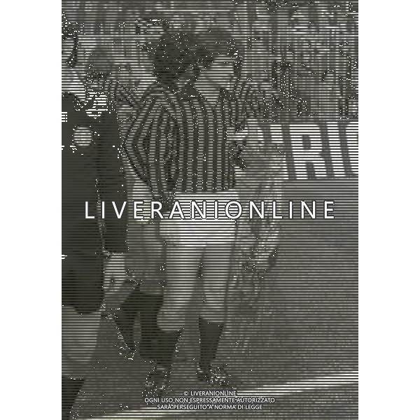 RETROSPETTIVA GIANNI RIVERA CALCIATORE PREMIATO PER LE 500 PARTITE CON IL SINDACO TOGNOLI E IL PRESIDENTE DEL MILAN FELICE COLOMBO NELLA FOTO GIANNI RIVERA PREMIATO PER LE 500 PARTITE DISPUTATE AG ALDO LIVERANI SAS
