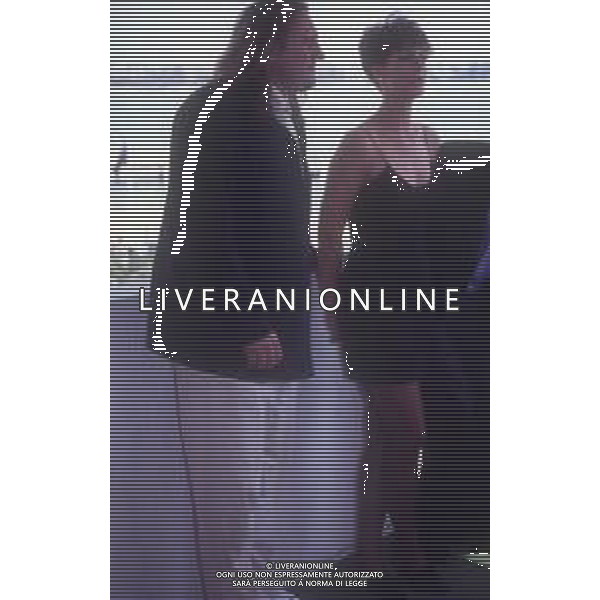 DIAP-RETROSPETTIVA GERARD DEPARDIEU ATTORE NELLA FOTO GERARD DEPARDIEU CON JAMIE LEE CURTIS NELL\'ANNO 1992 A CANNES  AG ALDO LIVERANI SAS 