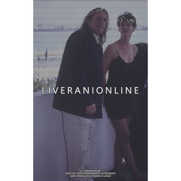 DIAP-RETROSPETTIVA GERARD DEPARDIEU ATTORE NELLA FOTO GERARD DEPARDIEU CON JAMIE LEE CURTIS NELL\'ANNO 1992 A CANNES  AG ALDO LIVERANI SAS 