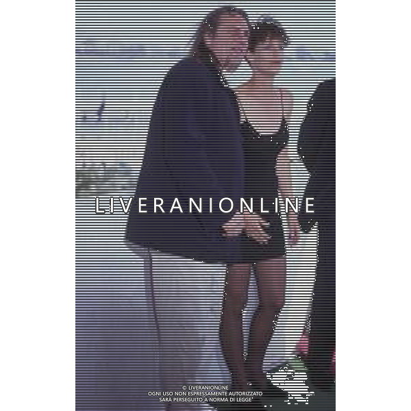 DIAP-RETROSPETTIVA GERARD DEPARDIEU ATTORE NELLA FOTO GERARD DEPARDIEU CON JAMIE LEE CURTIS NELL\'ANNO 1992 A CANNES  AG ALDO LIVERANI SAS 