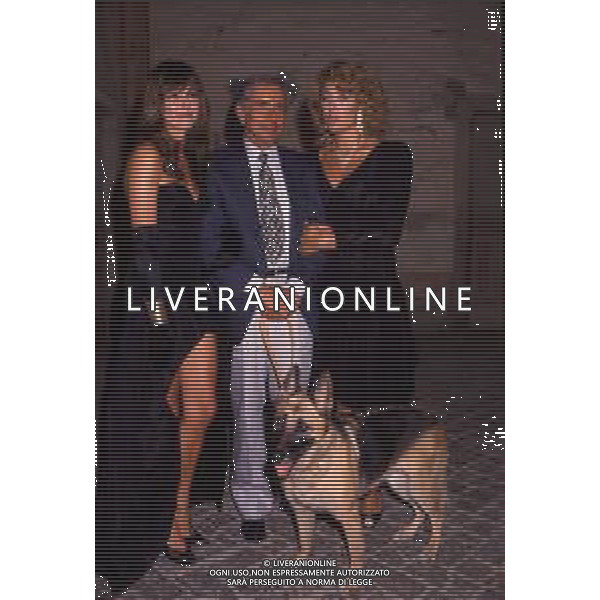 RETROSPETTIVA ENZO TORTORA PRESENTATORE TELEVISIVO E GORNALISTA NELLA FOTO ENZO TORTORA ALLA PRESENTAZIONE DELLA TRASMISSIONE TELEVISIVA "GIALLO" CON ALBA PARIETTI E GABRIELLA CARLUCCI AG ALDO LIVERANI