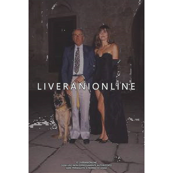 RETROSPETTIVA ENZO TORTORA PRESENTATORE TELEVISIVO E GORNALISTA NELLA FOTO ENZO TORTORA ALLA PRESENTAZIONE DELLA TRASMISSIONE TELEVISIVA "GIALLO" CON ALBA PARIETTI AG ALDO LIVERANI