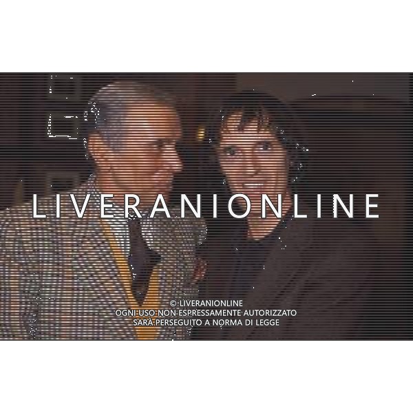 RETROSPETTIVA ENZO TORTORA PRESENTATORE TELEVISIVO E GORNALISTA NELLA FOTO ENZO TORTORA ALLA PRESENTAZIONE DELLA TRASMISSIONE TELEVISIVA "GIALLO" CON DARIO ARGENTO AG ALDO LIVERANI