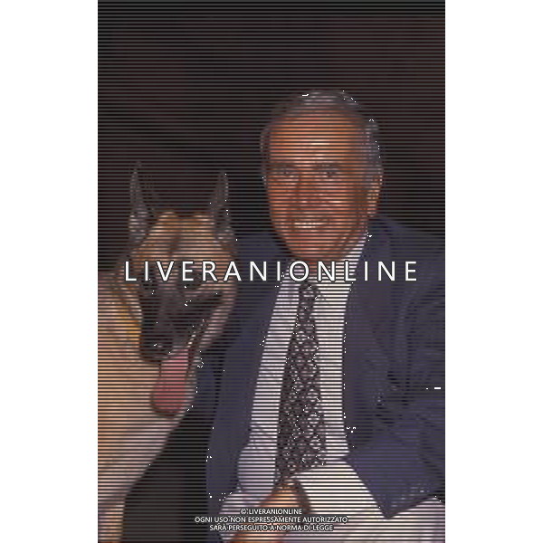 RETROSPETTIVA ENZO TORTORA PRESENTATORE TELEVISIVO E GORNALISTA NELLA FOTO ENZO TORTORA ALLA PRESENTAZIONE DELLA TRASMISSIONE TELEVISIVA "GIALLO" AG ALDO LIVERANI