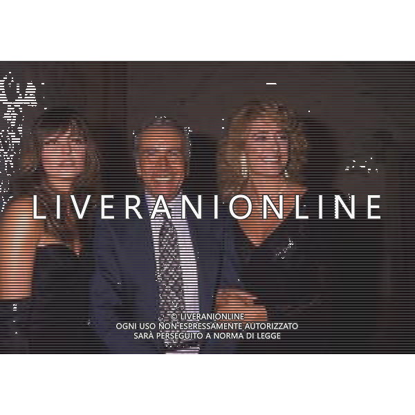 RETROSPETTIVA ENZO TORTORA PRESENTATORE TELEVISIVO E GORNALISTA NELLA FOTO ENZO TORTORA ALLA PRESENTAZIONE DELLA TRASMISSIONE TELEVISIVA "GIALLO" CON ALBA PARIETTI E GABRIELLA CARLUCCI AG ALDO LIVERANI