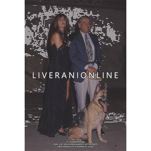 RETROSPETTIVA ENZO TORTORA PRESENTATORE TELEVISIVO E GORNALISTA NELLA FOTO ENZO TORTORA ALLA PRESENTAZIONE DELLA TRASMISSIONE TELEVISIVA "GIALLO" CON ALBA PARIETTI E GABRIELLA CARLUCCI AG ALDO LIVERANI