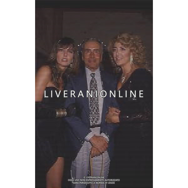 RETROSPETTIVA ENZO TORTORA PRESENTATORE TELEVISIVO E GORNALISTA NELLA FOTO ENZO TORTORA ALLA PRESENTAZIONE DELLA TRASMISSIONE TELEVISIVA "GIALLO" CON ALBA PARIETTI E GABRIELLA CARLUCCI AG ALDO LIVERANI