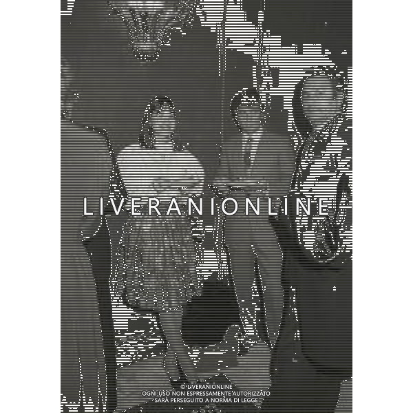 NEG-RETROSPETTIVA GIANNI RIVERA CALCIATORE NELLA FOTO GIANNI RIVERA CON ELISABETTA VIVIANI ALLA PRIMA TEATRALE DI GIGI PROIETTI E LORETTA GOGGI NELL\'ANNO 1981 A MILANO AG ALDO LIVERANI SAS  