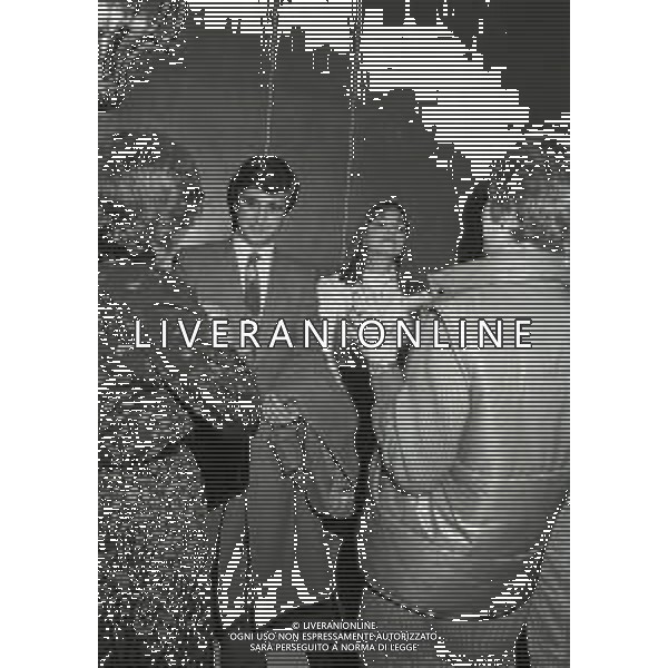 NEG-RETROSPETTIVA GIANNI RIVERA CALCIATORE NELLA FOTO GIANNI RIVERA CON ELISABETTA VIVIANI ALLA PRIMA TEATRALE DI GIGI PROIETTI E LORETTA GOGGI NELL\'ANNO 1981 A MILANO AG ALDO LIVERANI SAS  