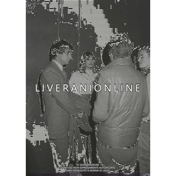 NEG-RETROSPETTIVA GIANNI RIVERA CALCIATORE NELLA FOTO GIANNI RIVERA CON ELISABETTA VIVIANI ALLA PRIMA TEATRALE DI GIGI PROIETTI E LORETTA GOGGI NELL\'ANNO 1981 A MILANO AG ALDO LIVERANI SAS  