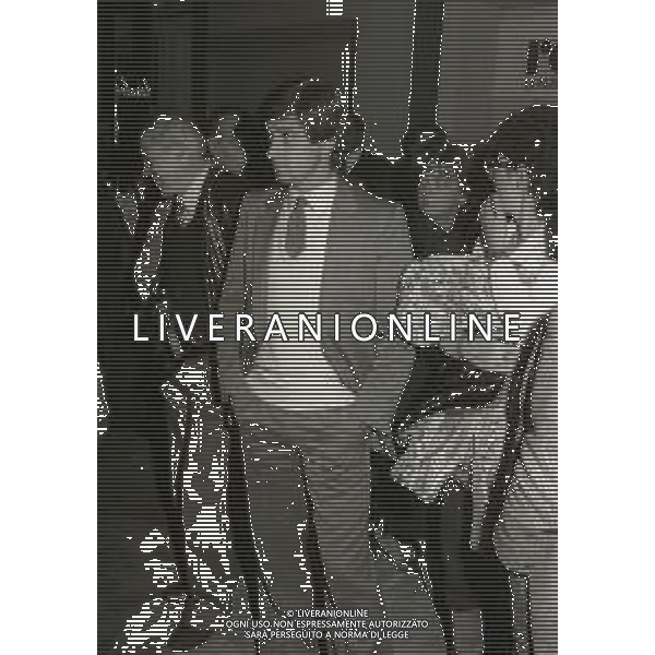 NEG-RETROSPETTIVA GIANNI RIVERA CALCIATORE NELLA FOTO GIANNI RIVERA CON ELISABETTA VIVIANI ALLA PRIMA TEATRALE DI GIGI PROIETTI E LORETTA GOGGI NELL\'ANNO 1981 A MILANO AG ALDO LIVERANI SAS  
