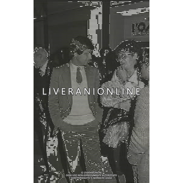NEG-RETROSPETTIVA GIANNI RIVERA CALCIATORE NELLA FOTO GIANNI RIVERA CON ELISABETTA VIVIANI ALLA PRIMA TEATRALE DI GIGI PROIETTI E LORETTA GOGGI NELL\'ANNO 1981 A MILANO AG ALDO LIVERANI SAS  