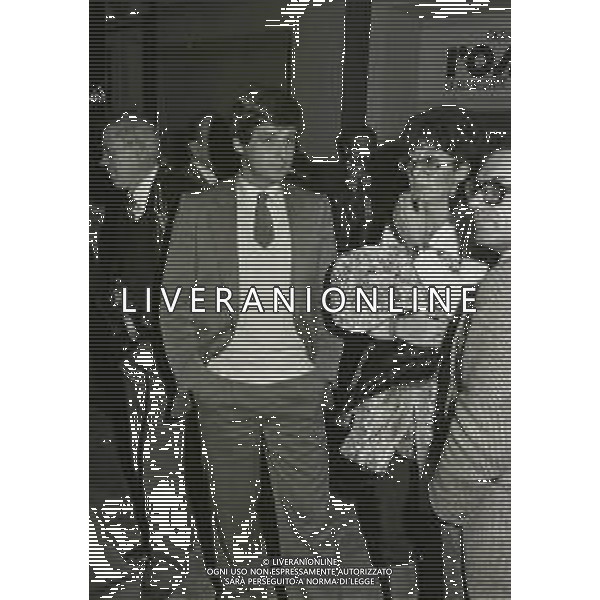 NEG-RETROSPETTIVA GIANNI RIVERA CALCIATORE NELLA FOTO GIANNI RIVERA CON ELISABETTA VIVIANI ALLA PRIMA TEATRALE DI GIGI PROIETTI E LORETTA GOGGI NELL\'ANNO 1981 A MILANO AG ALDO LIVERANI SAS  