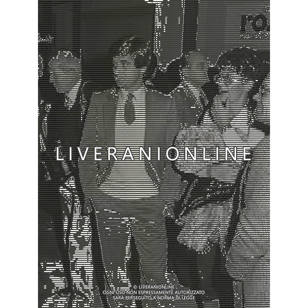 NEG-RETROSPETTIVA GIANNI RIVERA CALCIATORE NELLA FOTO GIANNI RIVERA CON ELISABETTA VIVIANI ALLA PRIMA TEATRALE DI GIGI PROIETTI E LORETTA GOGGI NELL\'ANNO 1981 A MILANO AG ALDO LIVERANI SAS  