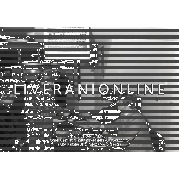 NEG-RETROSPETTIVA GIANNI RIVERA CALCIATORE NELLA FOTO GIANNI RIVERA CON LA GIORNALISTA ROSANNA MARANI PER LA SOTTOSCIZIONE PER I TERREMOTATI DELLA CAMPANIA NELL\'ANNO 1980  AG ALDO LIVERANI SAS  