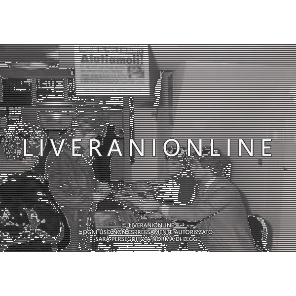 NEG-RETROSPETTIVA GIANNI RIVERA CALCIATORE NELLA FOTO GIANNI RIVERA CON LA GIORNALISTA ROSANNA MARANI PER LA SOTTOSCIZIONE PER I TERREMOTATI DELLA CAMPANIA NELL\'ANNO 1980  AG ALDO LIVERANI SAS  