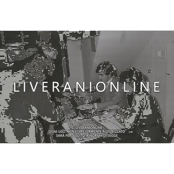 NEG-RETROSPETTIVA GIANNI RIVERA CALCIATORE NELLA FOTO GIANNI RIVERA CON LA GIORNALISTA ROSANNA MARANI PER LA SOTTOSCIZIONE PER I TERREMOTATI DELLA CAMPANIA NELL\'ANNO 1980  AG ALDO LIVERANI SAS  