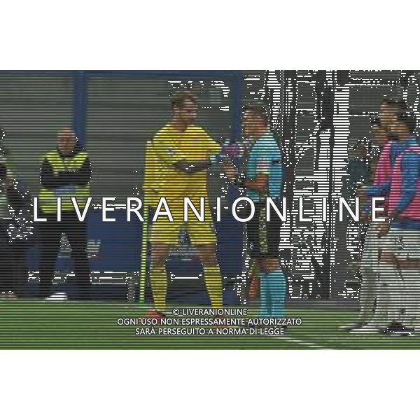 Sassuolo vs Lazio - Campionato Serie A TIM - 9 giornata - Stadio Mapei - Reggio Emilia 21-10-2023 nella foto Provedel si chiarisce con l\'assistente ©Federico Gaetano / AGENZIA ALDO LIVERANI SAS