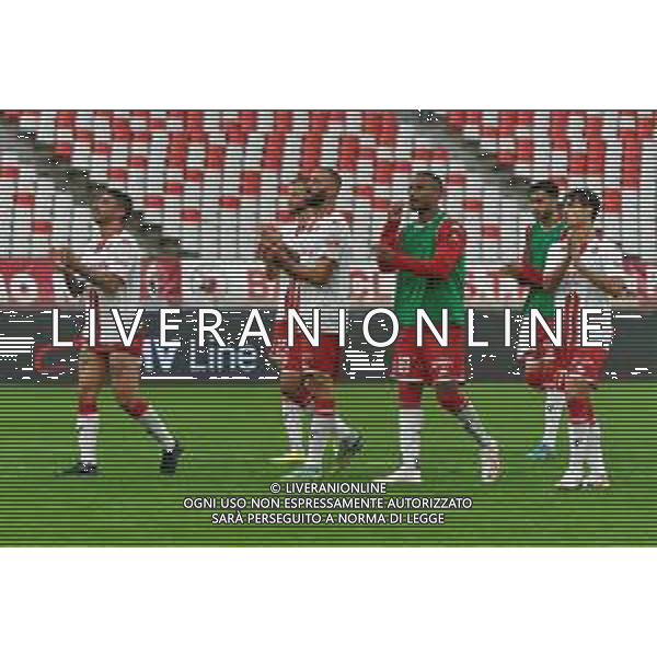 the players of SSC Bari applauds fans during the Italian Serie B match SSC Bari vs Modena FC on October 21, 2023 at the San Nicola stadium in Bari, Italy. Photo by Emmanuele Mastrodonato/ag. Aldo Liverani sas