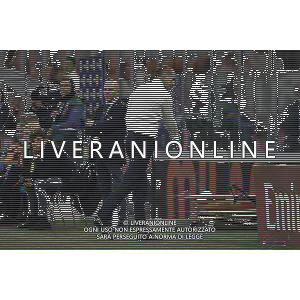 Milan vs Juventus nella foto Massimiliano Allegri allenatore Juventus nei minuti finali lancia la cravatta Milano 22-10-2023 Stadio Giuseppe Meazza - San Siro Campionato Serie A TIM - 9a giornata foto Roberto Garavaglia/ag. Aldo Liverani sas / AGENZIA ALDO LIVERANI SAS