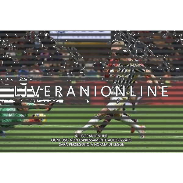 Milan vs Juventus nella foto Dusan Vlahovic (Juventus) occasione da gol nel finale Milano 22-10-2023 Stadio Giuseppe Meazza - San Siro Campionato Serie A TIM - 9a giornata foto Roberto Garavaglia/ag. Aldo Liverani sas / AGENZIA ALDO LIVERANI SAS