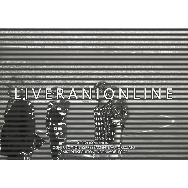 NEG-RETROSPETTIVA GIANNI RIVERA CALCIATORE NELLA FOTO GIANNI RIVERA PARLA AI TIFOSI E DA L\'ANNUNCIO DELL\'ADDIO AL CALCIO GIOCATO NELL\'ANNO 1979 ALLO STADIO SAN SIRO DI MILANO AG ALDO LIVERANI SAS 