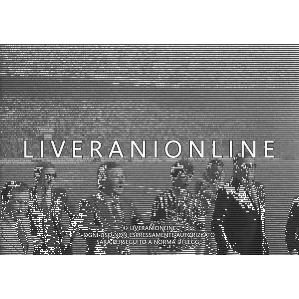 NEG-RETROSPETTIVA GIANNI RIVERA CALCIATORE NELLA FOTO GIANNI RIVERA CON FELICE COLOMBO PARLA AI TIFOSI E DA L\'ANNUNCIO DELL\'ADDIO AL CALCIO GIOCATO NELL\'ANNO 1979 ALLO STADIO SAN SIRO DI MILANO AG ALDO LIVERANI SAS 