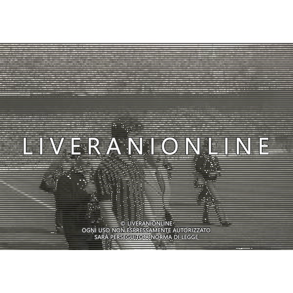 NEG-RETROSPETTIVA GIANNI RIVERA CALCIATORE NELLA FOTO GIANNI RIVERA PARLA AI TIFOSI E DA L\'ANNUNCIO DELL\'ADDIO AL CALCIO GIOCATO NELL\'ANNO 1979 ALLO STADIO SAN SIRO DI MILANO AG ALDO LIVERANI SAS 