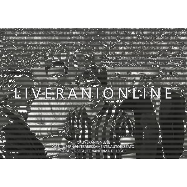 NEG-RETROSPETTIVA GIANNI RIVERA CALCIATORE NELLA FOTO GIANNI RIVERA PARLA AI TIFOSI E DA L\'ANNUNCIO DELL\'ADDIO AL CALCIO GIOCATO NELL\'ANNO 1979 ALLO STADIO SAN SIRO DI MILANO AG ALDO LIVERANI SAS 