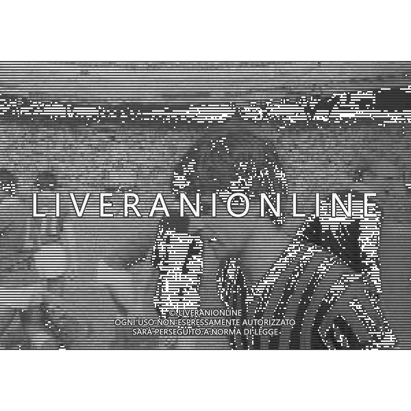 NEG-RETROSPETTIVA GIANNI RIVERA CALCIATORE NELLA FOTO GIANNI RIVERA PARLA AI TIFOSI E DA L\'ANNUNCIO DELL\'ADDIO AL CALCIO GIOCATO NELL\'ANNO 1979 ALLO STADIO SAN SIRO DI MILANO AG ALDO LIVERANI SAS 