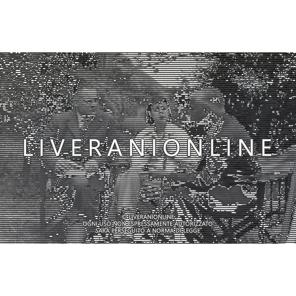 NEG-RETROSPETTIVA ALBERTO MORAVIA PSEUDONIMO DI ALBERTO PINCHERLE SCRITTORE-SCENEGGIATORE NELLA FOTO RIPRODUZIONI ALBERTO MORAVIA CON AMICI FOTO SANDRO VESPASIANI-AG GIOVANNI LIVERANI-AG ALDO LIVERANI SAS