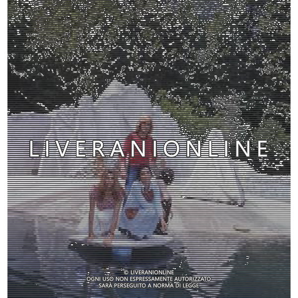 COL-RETROSPETTIVA COMPLESSO MUSICALE RICCHI E POVERI NELLA FOTO ANGELO SOTGIU -MARINA OCCHIENA-ANGELA BRAMBATI E FRANCO GATTI COMPLESSO MUSICALE DEI RICCHI E POVERI NELL\'ANNO 1972 ALLO ZOO SUL GARDA AG ALDO LIVERANI SAS