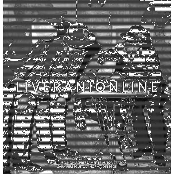 Neg- RIUNIONE VARI ARTISTI E PERSONALITA\' A SOSTEGNO DI VIA MARGUTTA A ROMA ANNI \'50 NELLA FOTO LA SCRITTRICE FLORA VOLPINI AUTOGRAFA I SUOI LIBRI AG ALDO LIVERANI SAS