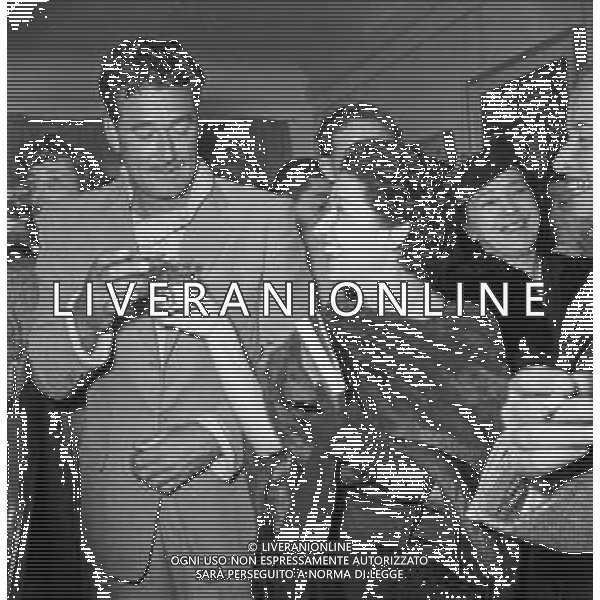 Neg- RIUNIONE VARI ARTISTI E PERSONALITA\' A SOSTEGNO DI VIA MARGUTTA A ROMA ANNI \'50 NELLA FOTO LA SCRITTRICE FLORA VOLPINI CON L\'ATTORE ERROL FLYNN AG ALDO LIVERANI SAS