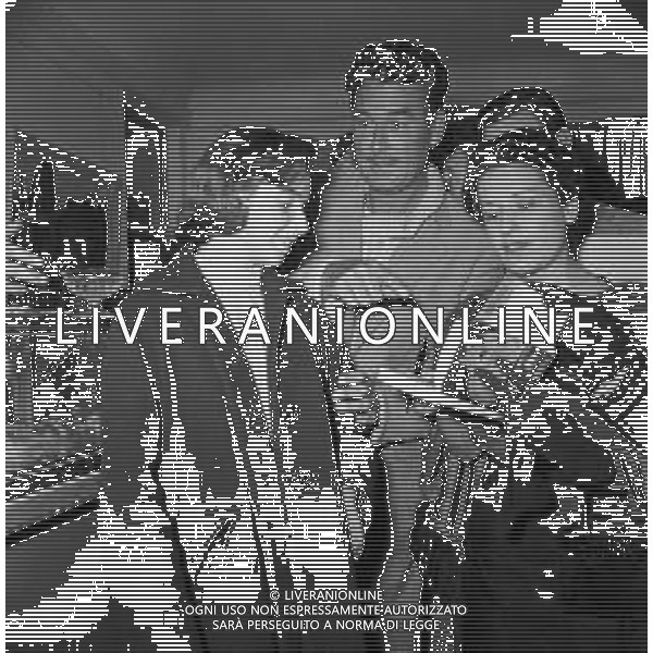 Neg- RIUNIONE VARI ARTISTI E PERSONALITA\' A SOSTEGNO DI VIA MARGUTTA A ROMA ANNI \'50 NELLA FOTO LA SCRITTRICE FLORA VOLPINI CON L\'ATTORE ERROL FLYNN AG ALDO LIVERANI SAS
