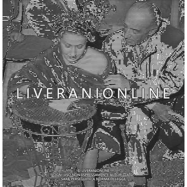 Neg- RIUNIONE VARI ARTISTI E PERSONALITA\' A SOSTEGNO DI VIA MARGUTTA A ROMA ANNI \'50 NELLA FOTO LA SCRITTRICE FLORA VOLPINI CON L\'ONOREVOLE ALESSANDRO LESSONA AG ALDO LIVERANI SAS